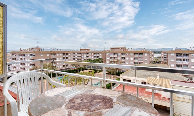Santa Pola Apartment | Apartment 'Sunflower Ronda' with Shared Terrace and Wi-Fi