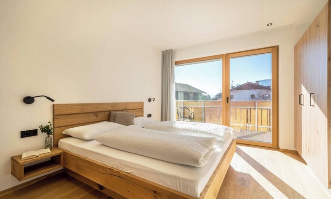 Lana Apartment | Mountain View Apartment "Sunnig - Sonennschein" with Balcony