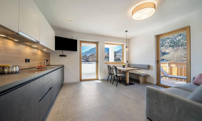 Lana Apartment | Scenic Apartment "Sunnig - Sonnenlicht" with Balcony & Wi-Fi