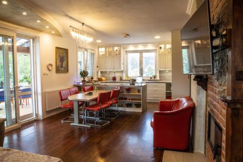 Lhota u Lysic Apartment | Elegant Getaway at Apartmán Lhota u Lysic with Ocean View