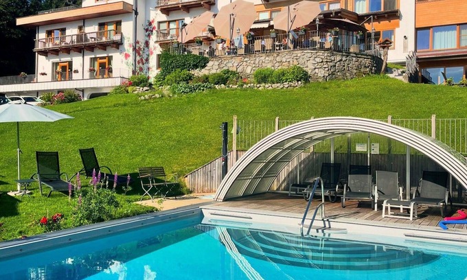 Oberndorf bei Kitzbuhel Apartment | Cozy Retreat at Gartenhotel Rosenhof near Kitzbühel