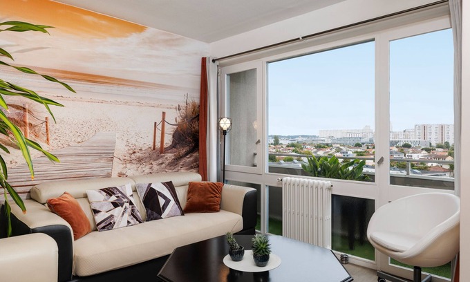 Le Bouscat Apartment | Apartment 'T4 Avec Tennis' with Shared Garden, Wi-Fi and Air Conditioning