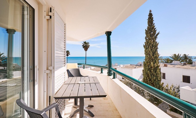 Alporchinhos Apartment | Seaside Escape: Apartment Tansy with Pool & Dream Views