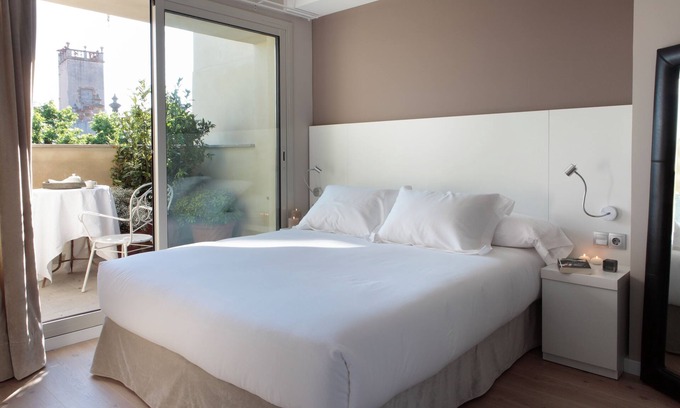 Gothic Quarter Apartment | Top-Rated Apartment Terrace in La Rambla with Spa & Breakfast