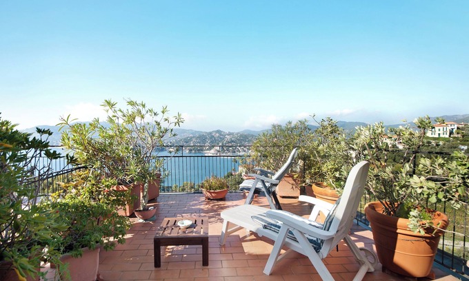 Zoagli Apartment | Oceanfront Apartment 'Terrazza Oriana' with Spa & Wi-Fi