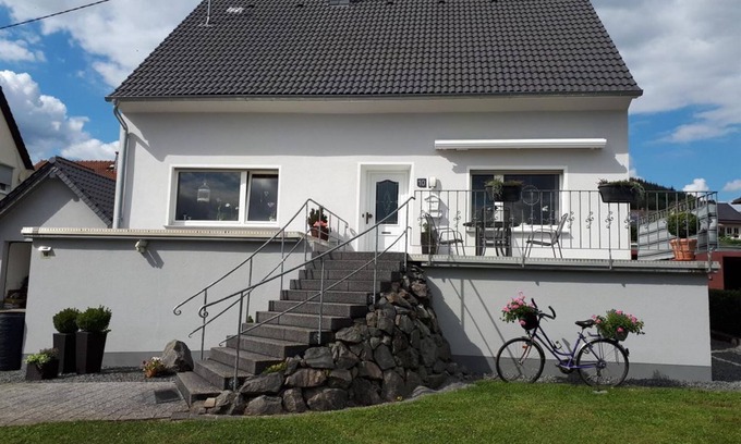 Oberstadtfeld Apartment | Ocean View Retreat: Apartment Thönnes with Family-Friendly Perks