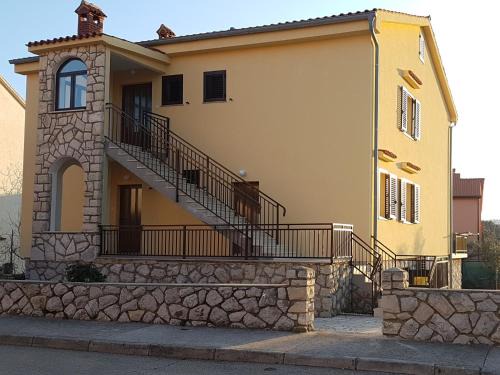 Cres Apartment | Family-Friendly Getaway at Apartment Tinna - Rated 9/10