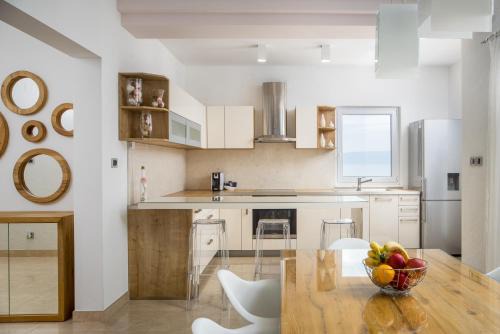 Podstrana Apartment | Oceanfront Apartment Toma - Guest Rated 9.8 with Ocean View
