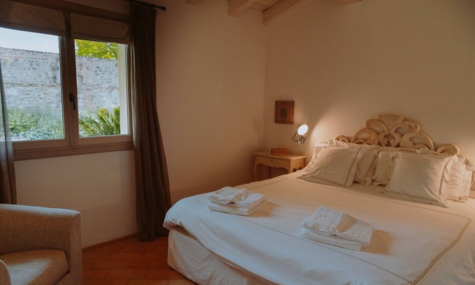 Puegnago del Garda Apartment | Apartment 'Topazio' with Shared Pool, Wi-Fi and Air Conditioning