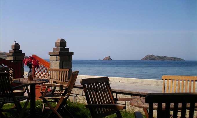Petra Apartment | Beachfront Apartment Toula with Pool & Ocean Views