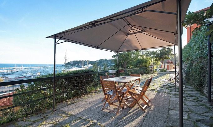 Varazze Apartment | Sea View Retreat: Trilocale in Villa with Spa & Oceanfront