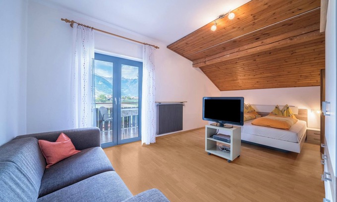 Lana Apartment | Scenic Apartment "Tschigat Leilichhof" with Garden & Spa