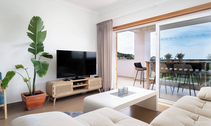 Portimao Apartment | Guest Rated 10/10: Apartment 'V2 Vale da Ribeira' with Pool