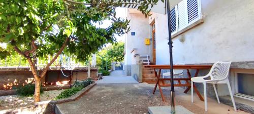 Sibenik Apartment | Apartment Vega with private garden, terrace and garage