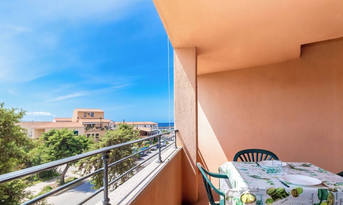Trinita d'Agultu e Vignola Apartment | Seaside Apartment "Veranda Borgo Isola Rossa" with Terrace