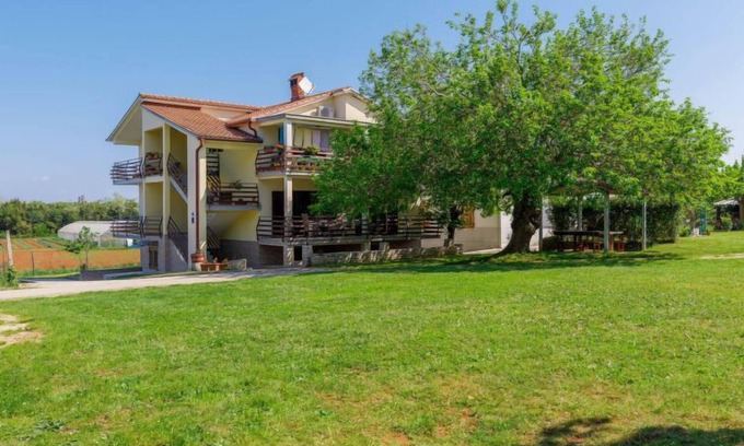 Savudrija Apartment | Discover Vesela: Oceanfront Retreat with Spa & Breakfast