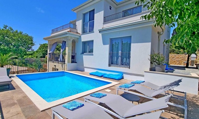 Cizici House | Exceptional Holiday House VIKTORIJA with Pool & Breakfast
