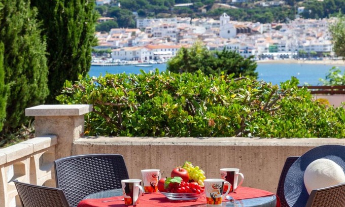 Port de la Selva Apartment | Oceanfront Apartment Villa Cordoba-1: Family-Friendly Retreat