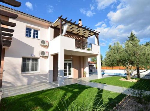 Pirovac Apartment | Relax at Apartment Villa Troskot with Ocean View & Pool
