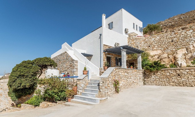 Panormos Apartment | Cozy Apartment 'Vrahos Tinos' with Shared Terrace & Wi-Fi