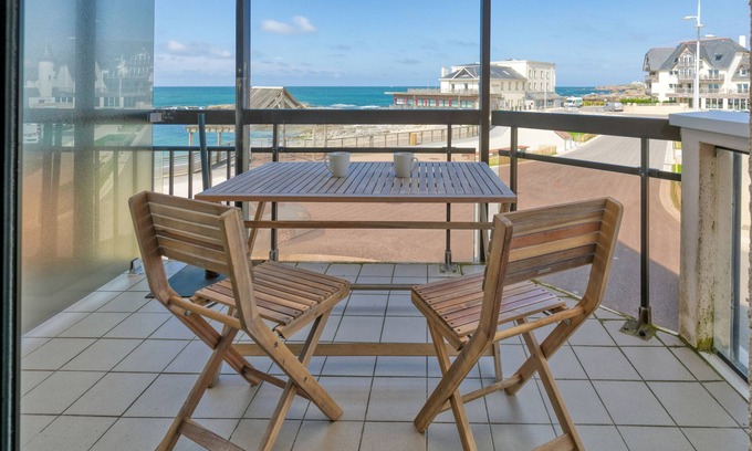 Le Croisic Apartment | Oceanfront Apartment 'Vue Mer' with Private Terrace