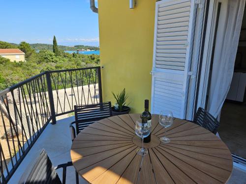 Zdrelac Apartment | Oceanfront Retreat at Apartment L&N, Ždrelac Pašman