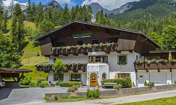 Leutasch Apartment | Cozy Apartment W4 Haus Ganghofer with Mountain Views & Balcony