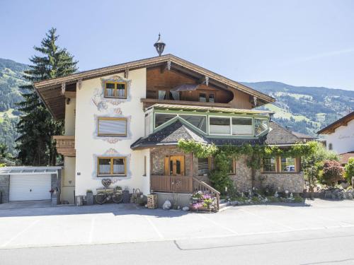 Aschau Im Zillertal Apartment | Welcoming Apartment Weiherwirt with Pet-Friendly Amenities