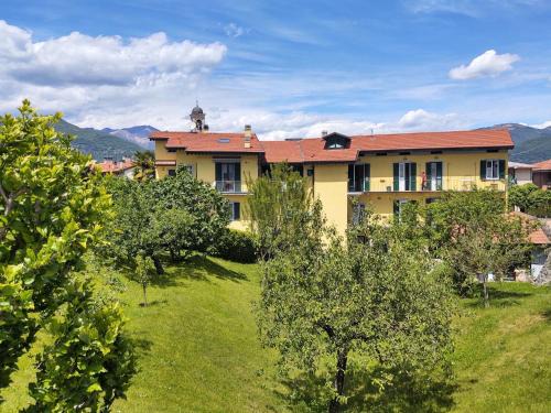 Germignaga Apartment | Cozy Apartment White: Child-Friendly Retreat Awaits You