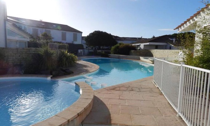 La Couarde-sur-Mer Apartment | Cozy Apartment with Shared Pool Near Beach & Ocean Views