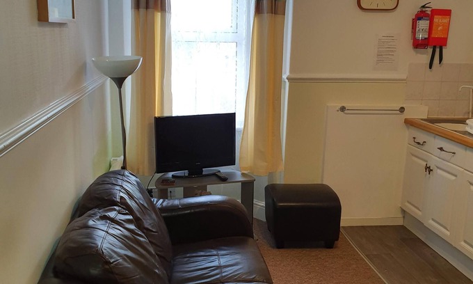 Weston-super-Mare Apartment | Oceanfront Apartment with Private Bathroom & Pool Access