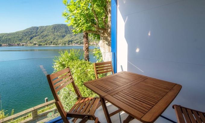 Ponte Tresa Apartment | Experience Breathtaking Views at La Finestra Blu Apartment