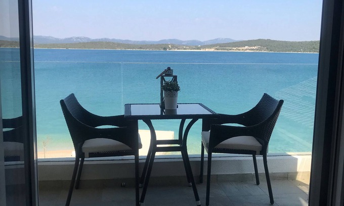 Susica Apartment | Enchanting Apartment with Lake View and Oceanfront Access