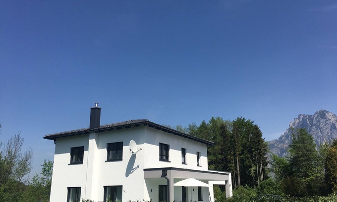 Traunkirchen Apartment | Spacious Apartment with a Large Terrace & Pool Access