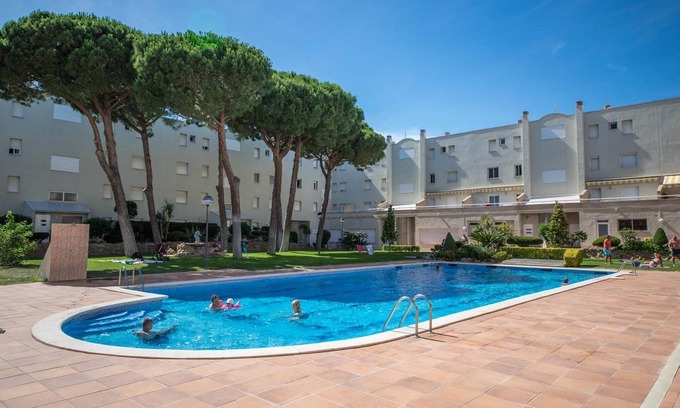 L'Escala Apartment | Apartment with community pool and garden