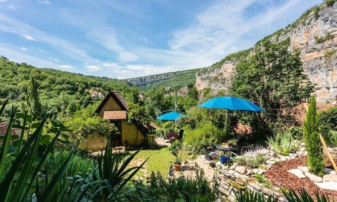 Cabrerets Apartment | Scenic Apartment with Garden & Spa Amenities, Rated 10/10