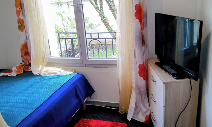 Charenton-le-Pont Apartment | Family-Friendly Ivone Guest with Full Kitchen Amenities