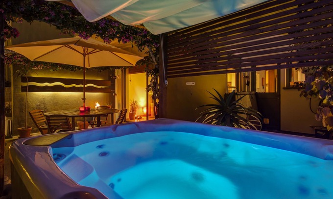 Lagoa Apartment | Serene Apartment with Garden, Jacuzzi & Ocean View
