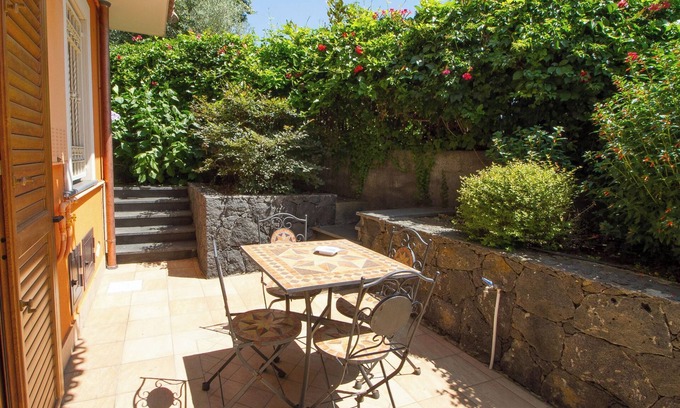 Trecastagni House | Cozy Etna Royal View: Two-Room Apartment with Garden