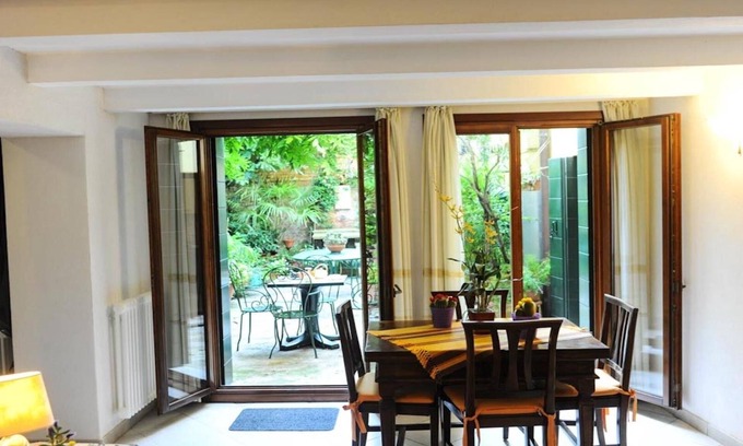 Santa Croce House | Historic Apartment with Garden & Free Cancellation in City Center