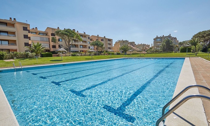 Pals Apartment | Tranquil Apartment with Garden & Pool Near Pals Beach