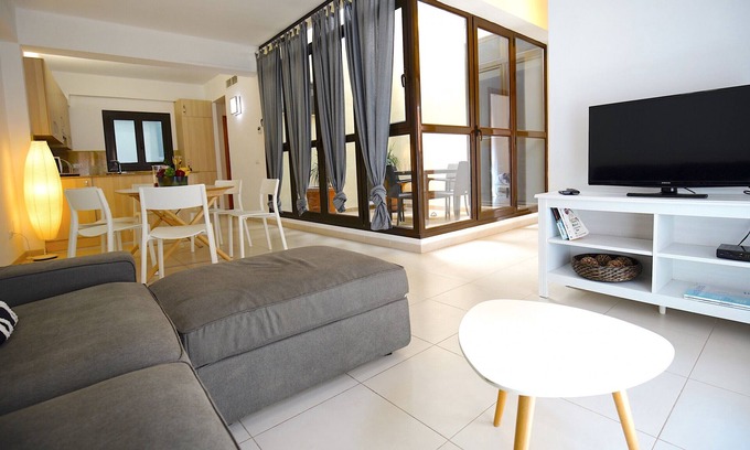 La Llotja-Born Apartment | Charming Apartment with Interior Patio in Old Town, Pet Friendly