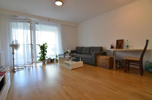 Kaisermuhlen Apartment | Convenient Apartment with Parking and Pet-Friendly Amenities