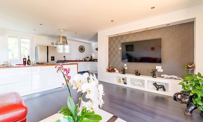 Taradeau Apartment | Modern Apartment Retreat with Pool and Lush Garden