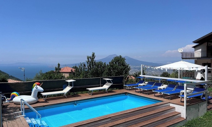 Piazza-Tralia-Pendolo Villa | Relaxing Apartment with Pool and Ocean Views in Napoli