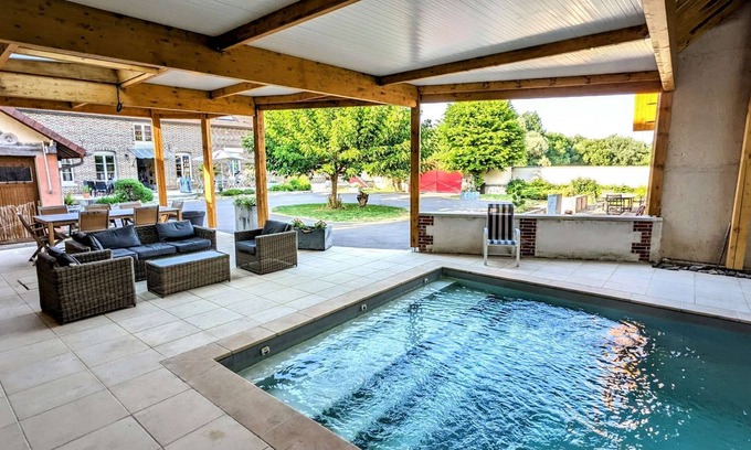 Bucheres Apartment | Apartment with Pool + garden + parking