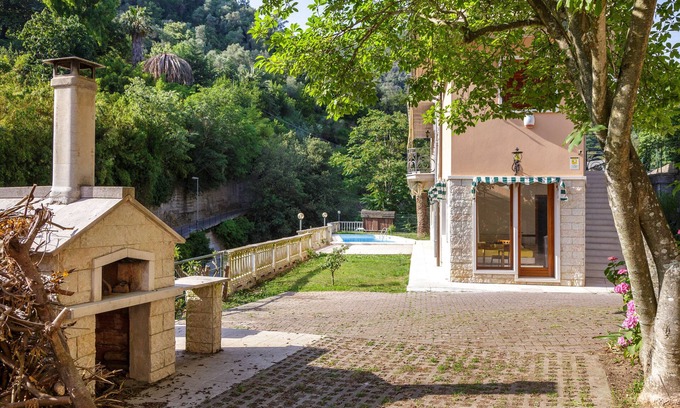 Sori Apartment | Relaxing Apartment with Pool and Garden in Sori, Liguria