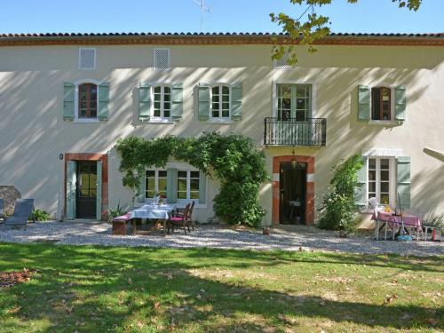 Artigat Villa | Inviting Villa in Artigat with Private Terrace Access