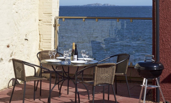 Pittenweem Apartment | Oceanfront Apartment with Breathtaking Views in Pittenweem