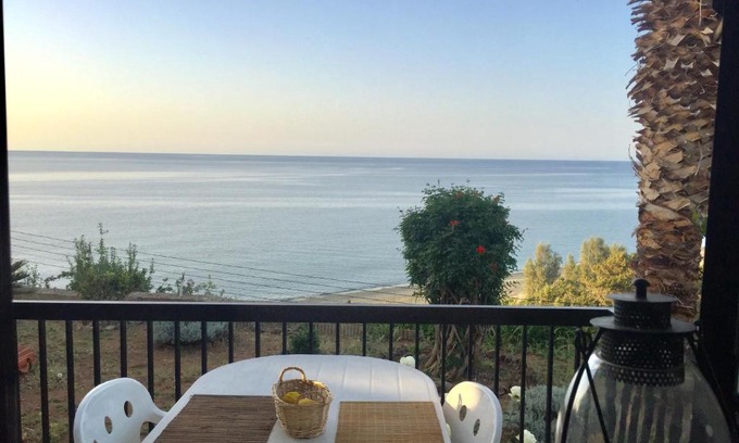Pachyammos House | Oceanfront Apartment with Breathtaking Sea Views